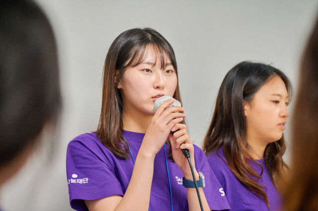 Sunny Scholar 5기 문제 정의 워크숍에서 한 활동자가 고민하고 있는 모습