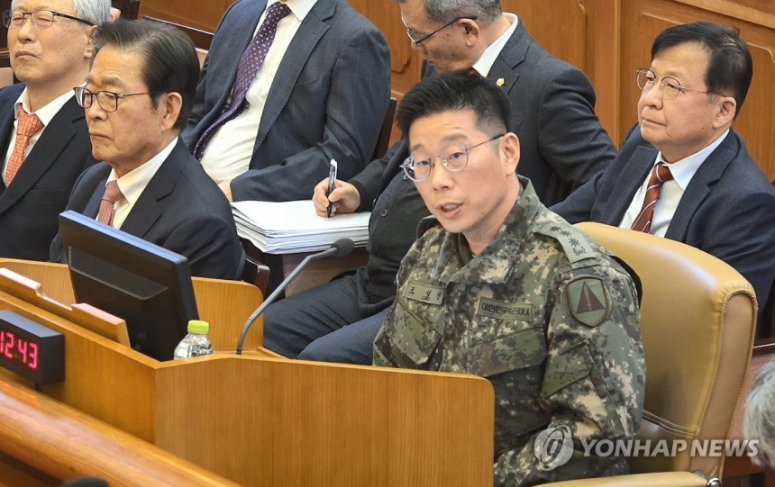 2025년 2월 13일, 윤석열 탄핵 심판 8차 변론에 증언하고 있는 조성현 수방사 1경비단장. (사진 연합)