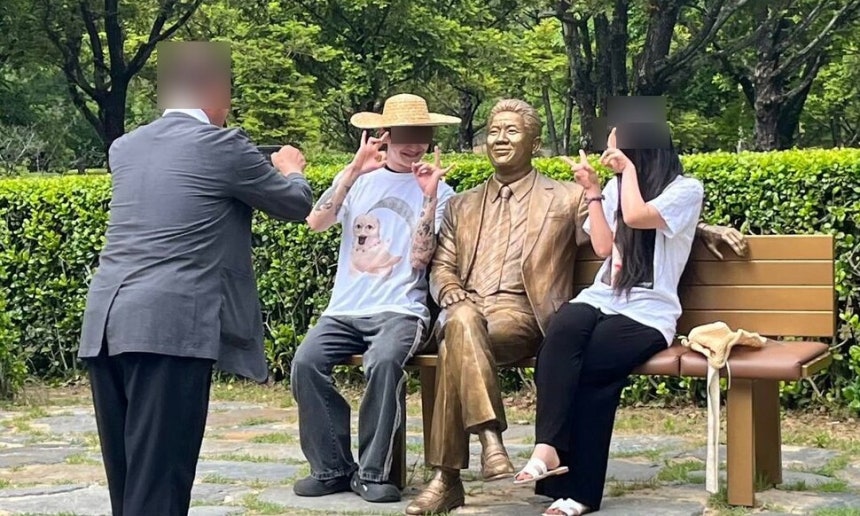 “봉하마을서 일베 손가락질 사진 찍어”…조수진 노무현재단 이사 주장