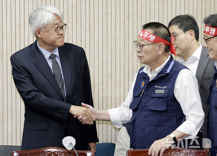 [서울=뉴시스] 최동준 기자 = 김정환(왼쪽) 서울시버스운송사업조합 이사장과 박점곤 전국자동차노동조합연맹 서울시버스노동조합 위원장이 15일 서울 영등포구 서울지방노동위원회에서 열린 서울시내버스 노사 2차조정회의에서 