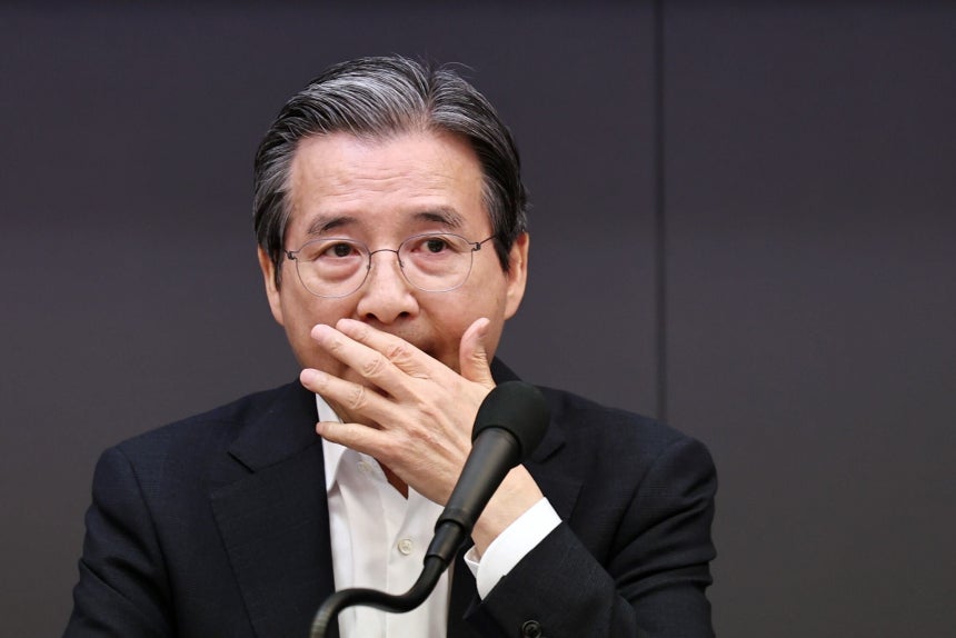 김용범 청와대 정책실장이 지난달 24일 서울 중구 한국프레스센터에서 열린 관훈클럽 초청 토론회에 참석해 생각에 잠겨 있다. /뉴스1