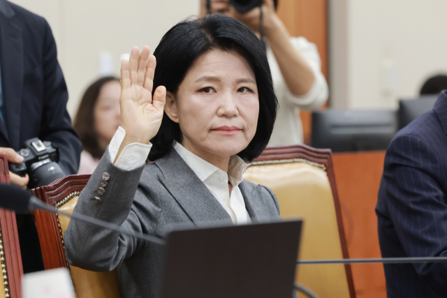 ▲22일 국회 과학기술정보방송통신위원회에서 열린 방송미디어통신위원회 등에 대한 종합감사에서 국민의힘 이진숙 의원이 발언권을 요청하고 있다. ⓒ연합뉴스