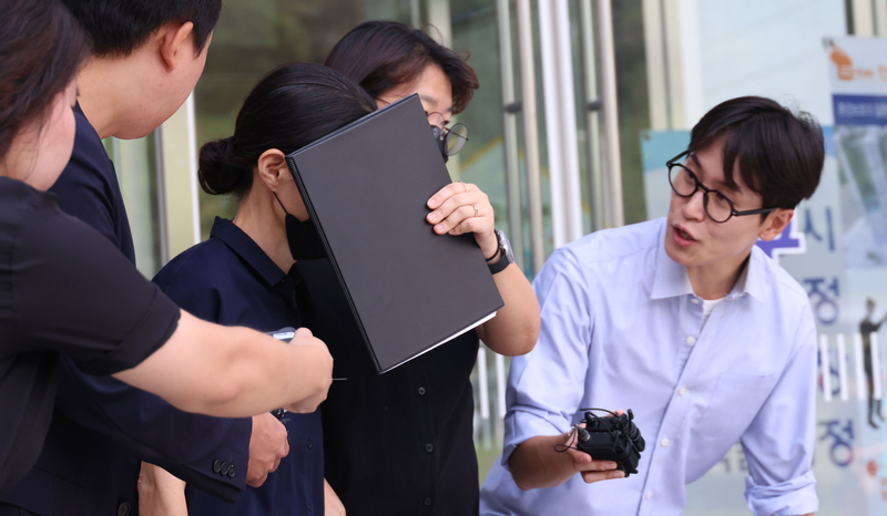 ▲ 충남 천안의 한 교회에서 생활하던 11세 외손자를 학대해 숨지게 한 혐의(아동학대치사)를 받는 외조모가 11일 오전 구속 전 피의자 심문(영장실질심사)을 받기 위해 대전지법 천안지원으로 들어서고 있다. 연합뉴스