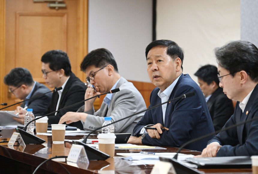 구윤철 부총리 겸 재정경제부 장관이 16일 서울 중구 은행연합회에서 열린 시장상황점검회의를 주재하고 있다. 연합뉴스