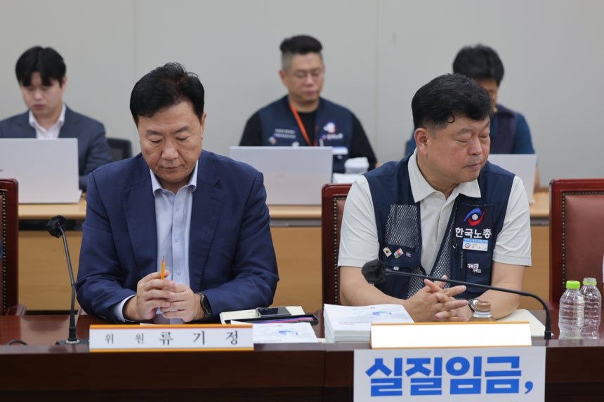 14일 정부세종청사 최저임금위원회에서 열린 제14차 전원회의에서 사용자위원인 류기정 한국경영자총협회(경총) 전무(왼쪽)와 근로자위원인 류기섭 한국노총 사무총장이 굳은 표정으로 발언을 듣고 있다. 연합뉴스