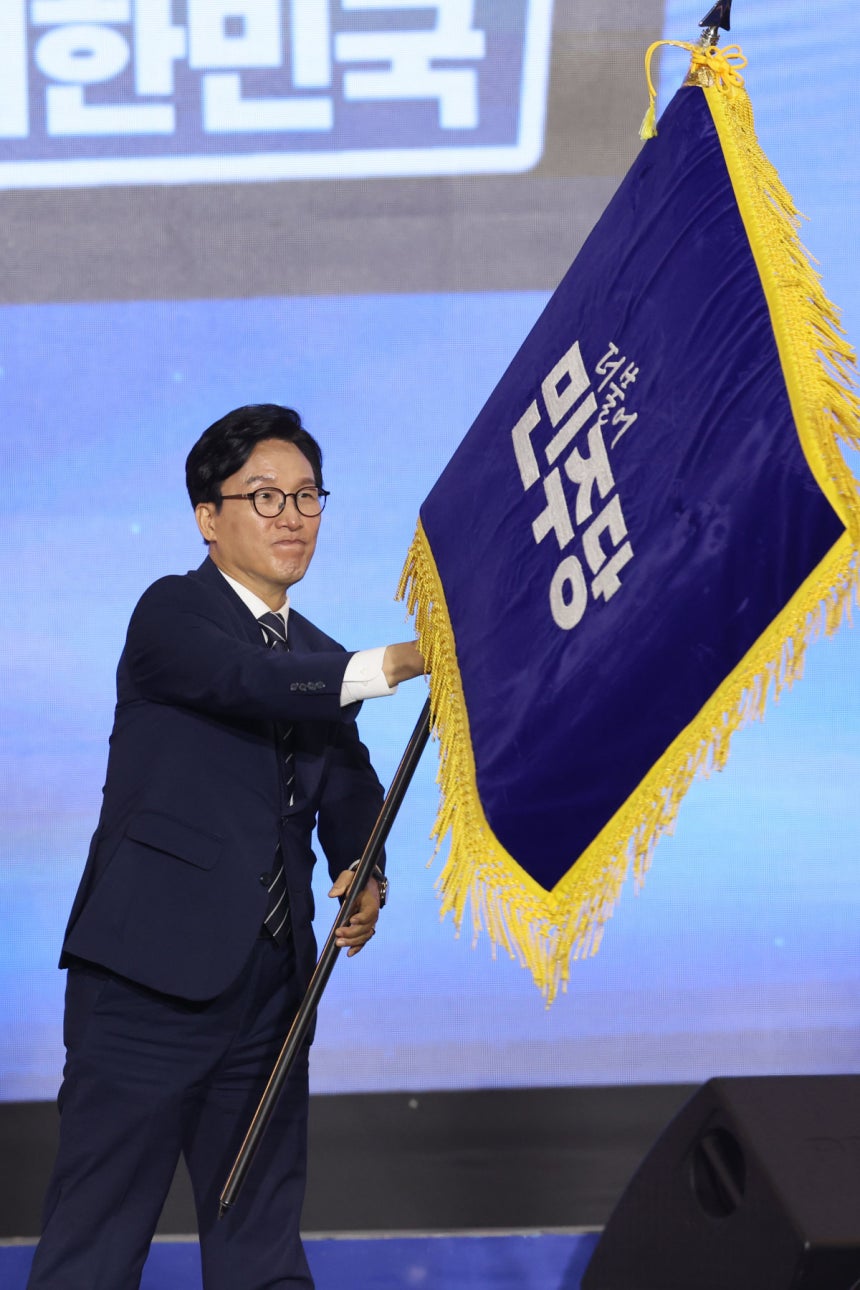8월 17일 대전 유성구 대전컨벤션센터에서 열 8·17 정기전국당원대에서 김민석 더불어민주당 신임 당대표가 당기를 흔들고 있다. 뉴스1