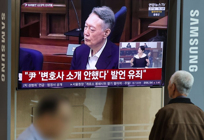 지난 7월 27일 20대 대선 당시 허위사실을 공표한 혐의(공직선거법 위반)로 기소된 윤석열에게 1심 법원이 징역 1년 6개월, 집행유예 3년형을 선고했다. 시민들이 서울역에서 생중계된 재판을 보고 있다. (출처:연