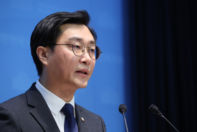 더불어민주당 장경태 의원이 30일 서울 여의도 국회 소통관에서 자신의 성추행 의혹 보도 등과 관련해 입장을 밝히는 기자회견을 하고 있다. 연합뉴스
