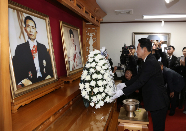 국민의힘 장동혁 대표가 30일 오전 경북 구미시 박정희 전 대통령 생가를 찾아 추모관에서 참배하고 있다. 연합뉴스