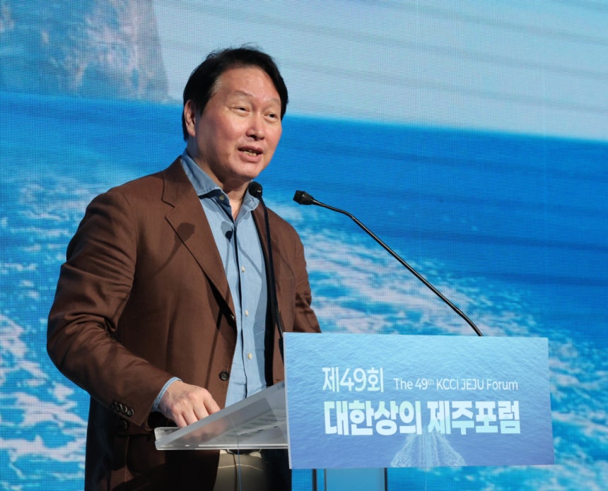 최태원 대한상공회의소 회장이 지난 18일 제주 서귀포시 신라호텔에서 열린 ‘제49회 대한상의 제주포럼’에서 폐회사를 하고 있다. /사진=대한상공회의소