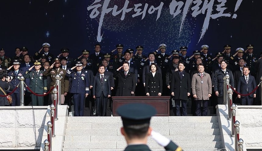 지난 2월 이재명 대통령이 충남 계룡대에서 열린 육·해·공군사관학교 통합 임관식에서 거수경례를 하고 있다. 연합뉴스