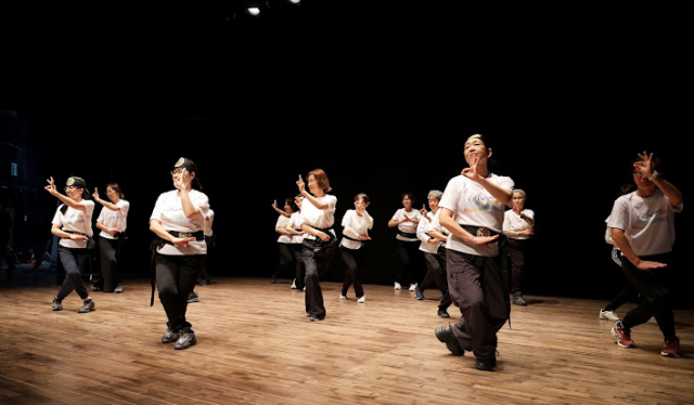 ‘제12회 경상북도-포항시 생활체육 국제국학기공대회’ 해외부 단체전에서 일본 동호회원들이 아리랑기공을 시연하고 있다
