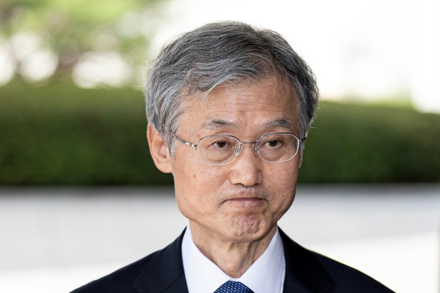 조희대 대법원장이 28일 오전 서울 서초구 대법원으로 출근하며 취재진의 질문에 답하고 있다. 이승배 기자 photolee@hani.co.kr