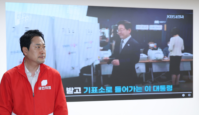 이 대통령 '투표용지 노출' 두고 국힘 "명백한 고의"…민주 "해프닝에 억지"