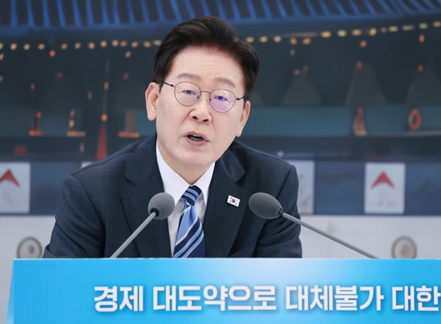 이재명 대통령이 15일 청와대 영빈관에서 열린 부처 업무보고에서 발언하고 있다.  [청와대통신사진기자단]