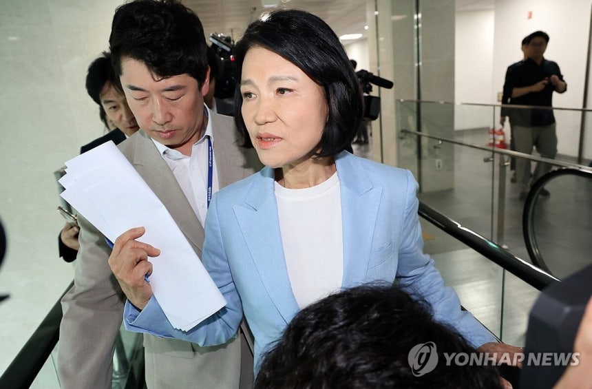 ◇국민의힘 이진숙 의원이 지난 14일 국회 소통관에서 5·18 민주화운동 관련 긴급 기자회견을 마친 뒤 취재진 질의를 받지 않고 이석하고 있다. 2026.8.14. 연합뉴스.
