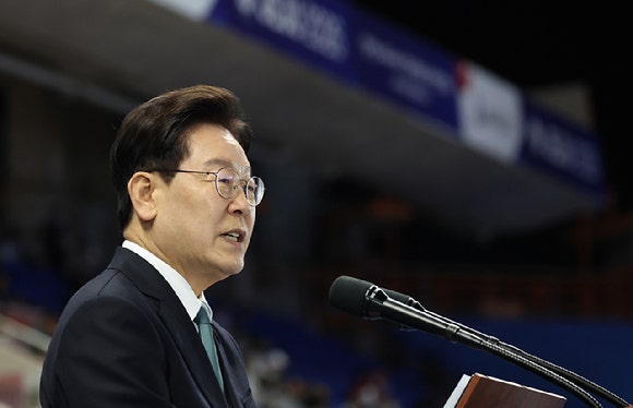 이재명 대통령이 지난 16일 제주월드컵경기장에서 열린 제107회 전국체육대회 개회식에서 기념사를 하고 있다. [사진=연합뉴스]