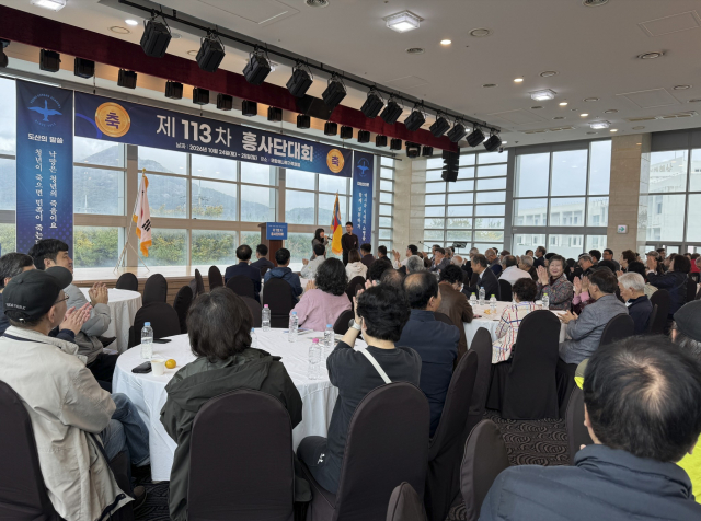 상해지부에서 참석한 대학생들이 제113차 흥사단대회 참가 소감을 말하고 있다