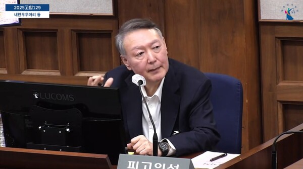 ▲윤석열 피고인이 자신의 내란우두머리 재판에서 직접 증인신문을 하고 있다. 사진=서울중앙지법 영상 갈무리