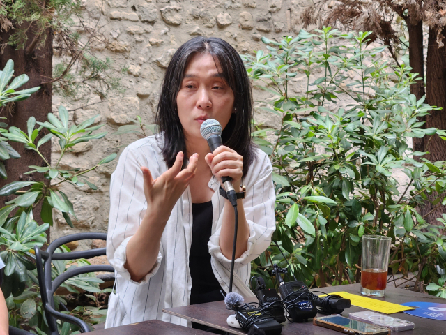 ▲작가 한강이 15일(현지시간) 프랑스 아비뇽에서 한국 기자들과 간담회를 하고 있다. ⓒ연합뉴스