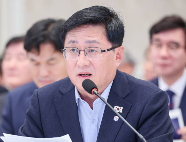 ▲김성환 기후에너지환경부 장관이 4일 청와대 영빈관에서 열린 이재명 대통령 주재 부처 업무보고에서 보고하고 있다. ⓒ연합뉴스