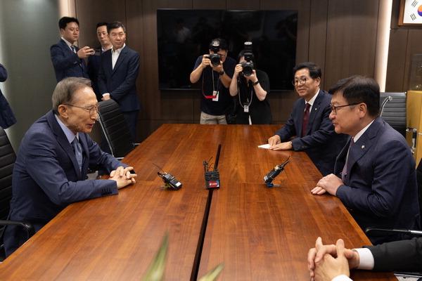 이명박 전 대통령과 국민의힘 정점식 원내대표가 31일 서울 서초구 영포빌딩에서 만나 이야기하고 있다.  김정록 기자 ilro12@kookje.co.kr