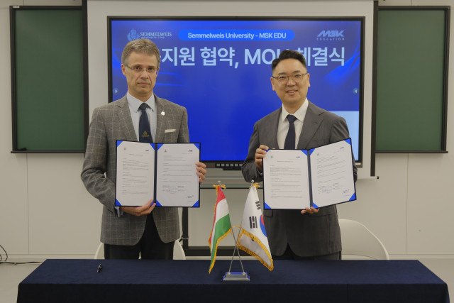 MSK에듀 대표 김성환 원장(오른쪽)과 헝가리 세멜바이스 의과대학 알란 알파르(Alpár Alán) 부총장이 교육지원 협약(MOU)을 체결한 뒤 기념촬영을 하고 있다