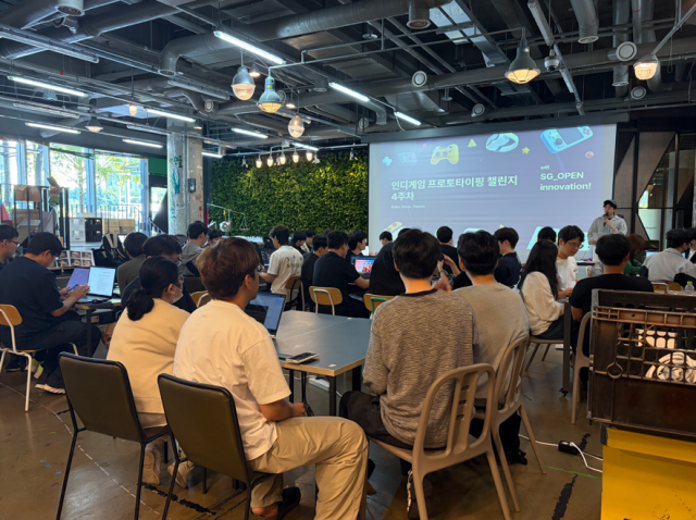 한국공학대 게임공학과 재학생들이 스마일게이트 프로토타이핑 프로그램에 참여해 현업 개발자의 멘토링을 바탕으로 게임 개발 실습을 진행하고 있다