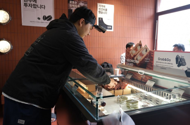 엑스와이지는 자회사 라운지엑스 매장에서 로봇 실증 데이터를 수집하고 있다
