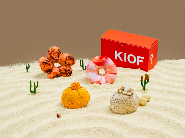 아임도넛 × KISS OF LIFE 컬래버 도넛 ‘썬번 피넛버터 도넛’, ‘선셋 황치즈 도넛’, ‘히트웨이브 레몬 도넛’, ‘샌드 인절미 도넛’ 4종. 재료의 색감과 질감을 살려 각기 다른 인상으로 구성했다(제공=에잇그라운드)