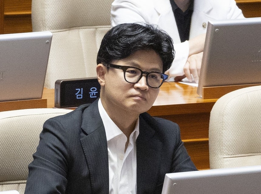 무소속 한동훈 의원이 20일 국회에서 열린 7월 임시국회 제1차 본회의에서 국민의힘 윤상현 의원의 종합특검연장법 필리버스터를 듣고 있다.
