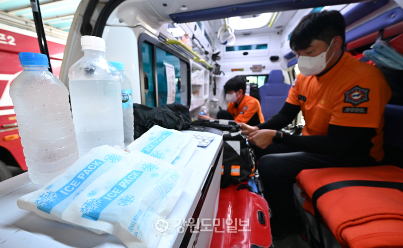 ▲ 폭염이 기승을 부린 13일 춘천소방서에서 구급대원들이 온열환자 대응물품을 점검하고 있다. 방도겸 기자
