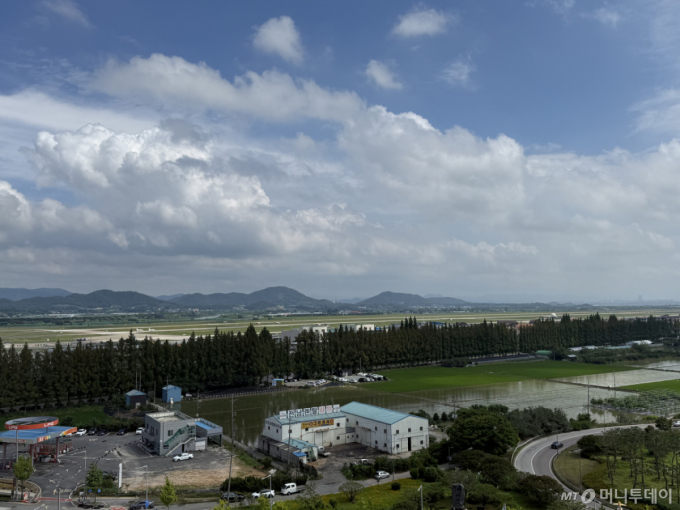 (전남광주=뉴스1) 김태성 기자 = 정부는 6일 광주 군공항 부지에 호남권 반도체 산업단지를 조성하기로 결정했다고 밝혔다. 사진은 광주 군공항 활주로와 주변 부지의 모습. 2026.7.6/뉴스1 Copyrigh