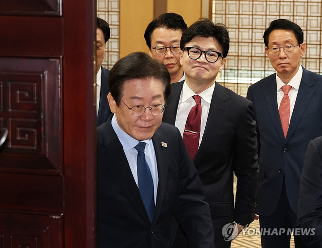 [속보] 정치인 이재명 신뢰 반토막, 5년 만 한동훈에 1위 내줘…선관위·경찰 ‘신뢰 폭락’