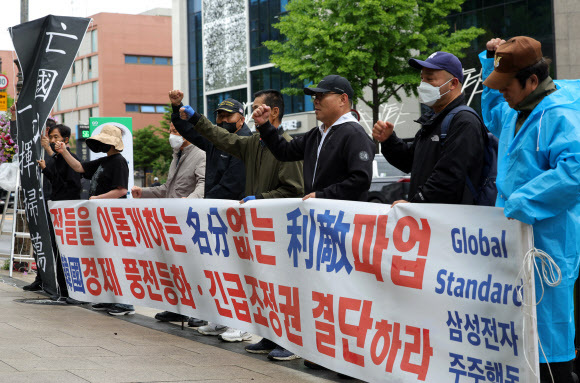 [속보] 삼성전자 주주들 “주총 승인 없는데…특별성과급 무효”