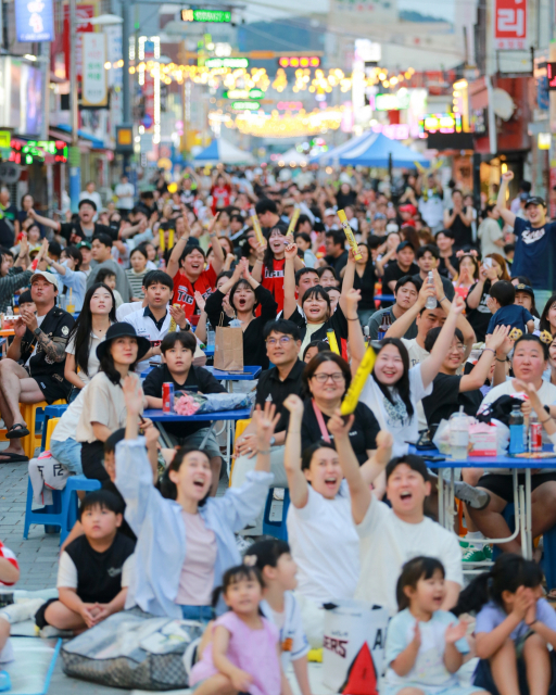 지난 6월 13일(토) 열린 ‘도란도란 문화 야시장’ 행사에 참여한 시민들이 KIA 타이거즈를 단체 응원하고 있다