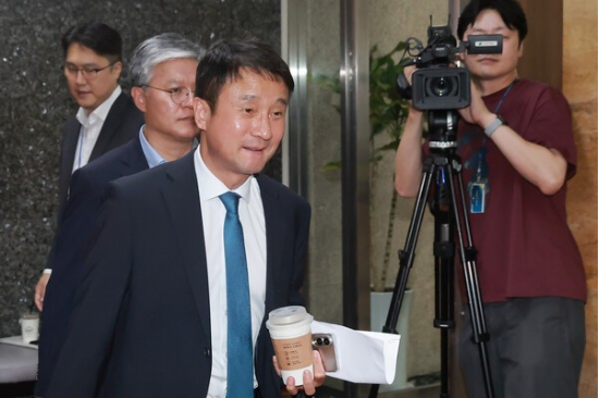  더불어민주당 한병도 대표 직무대행 겸 원내대표가 24일 국회에서 검찰 보완수사권을 폐지하는 내용의 형사소송법 개정안을 논의하기 위해 비공개로 열린 의원총회에 참석하고 있다. (연합뉴스)