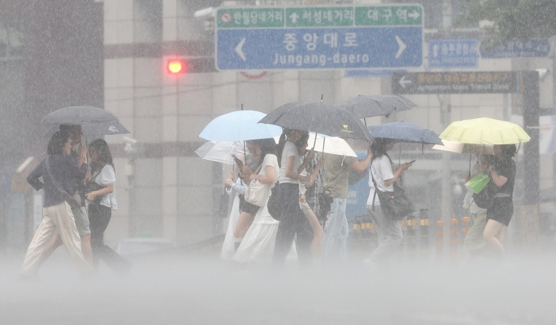 ▲17일 대구 중구 동성로에서 시민들이 우산을 쓰고 쏟아지는 장맛비를 피하며 이동하고 있다. [연합뉴스]