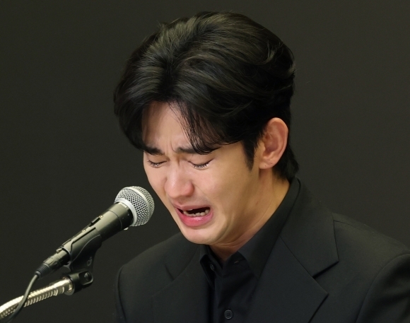[속보] 배우 김수현 ‘눈물’ 1년만 “마침내 진실”… ‘故김새론 음성조작’ 김세의 구속에 공식 입장
