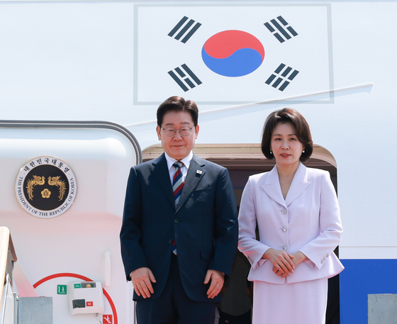 미국·남미·독일 순방을 마치고 귀국한 이재명 대통령과 김혜경 여사가 3일 성남 서울공항에 도착한 공군 1호기에서 환영객에게 인사하고 있다. 〈사진=연합뉴스〉