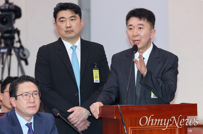 서해공무원 사건의 주임검사였던 이희동 당시 서울중앙지검 공공수사1부 부장검사(오른쪽)와 당시 국가정보원 감찰심의관으로 파견된 최혁 부장검사(왼쪽)가 국회 조작기소 국정조사에 증인으로 출석했다. 왼쪽 아래는 김호홍 국