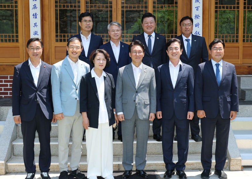 김민석 국무총리가 지난 6월 15일 서울 삼청동 총리공관에서 열린 국토대전환 관련 광역단체장 당선자 간담회에서 추미애 경기도지사 당선인 등 참석자들과 기념촬영을 하고 있다.  앞줄 왼쪽부터 위성곤 제주도지사 당선인,