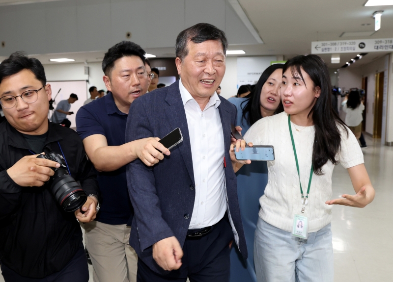 [속보]삼성전자 노사 사후조정 중대 기로...중노위 "밤 10시 전후 조정안 제시"