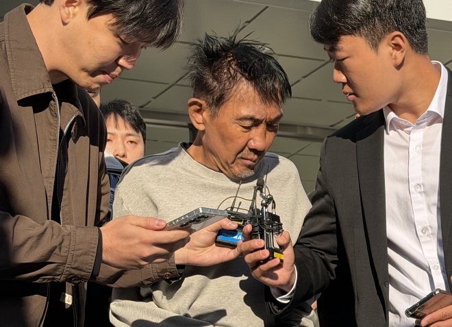 인천 대형 상업시설에서 흉기난동을 벌여 살인미수 혐의로 구속된 최충락이 23일 오전 인천 남동경찰서에서 인천지방공소청으로 송치되고 있다. 2026.10.23 뉴스1