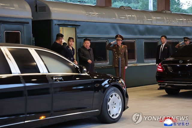 지난 2025년 김정은 북한 국무위원장이 중국 방문을 마치고 평양에 도착해 딸 주애와 함께 전용열차에서 내리고 있다. 조선중앙통신·연합뉴스