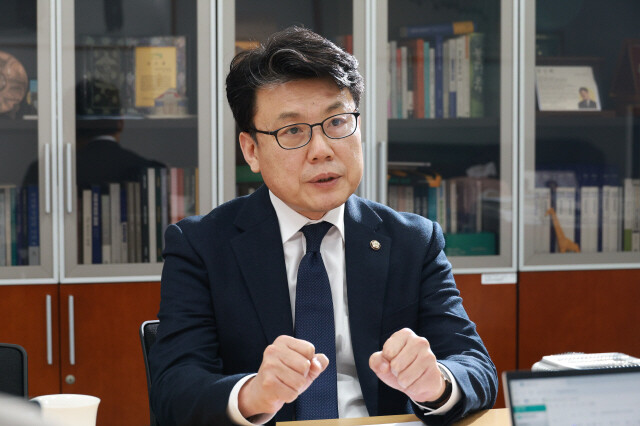 미국 비자 거부당한 진성준 “주권적 활동 가로막아… 강력 유감”