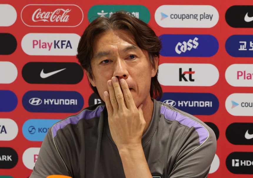 대한민국 축구 대표팀의 2026 국제축구연맹(FIFA) 북중미 월드컵 32강 진출이 불투명해진 가운데 홍명보 감독이 남아프리카공화국(남아공)전 패배 이후 불거진 선수단 내분설에 선을 그었다. 사진은 26일(한국 시간