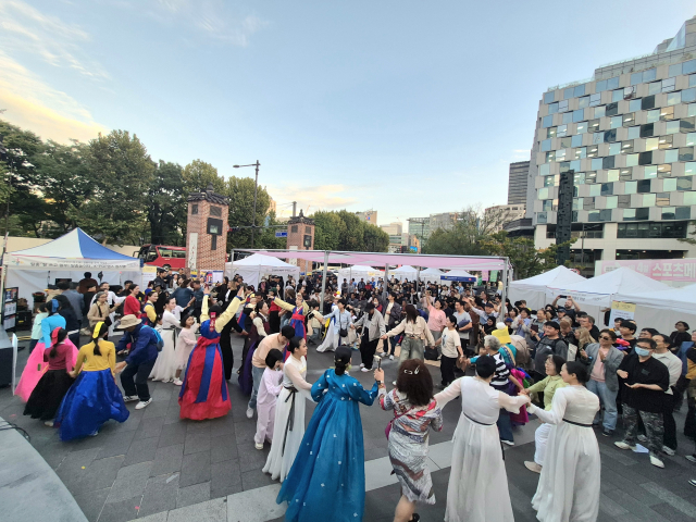 한글날인 9일 서울 인사동 남인사마당에서 열린 제3회 여민락 문화교류축제 ‘인사 in Seoul’의 폐막 프로그램 ‘대동 강강술래’에서 외국인 관광객과 가족, 어린이, 시민들이 함께 어우러져 전통놀이를 즐기고 있다