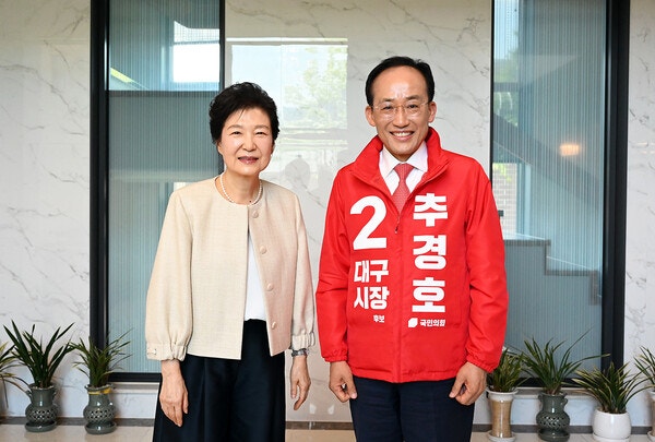 박근혜, 추경호 손잡고 대구 칠성시장 출격…보수 결집 나선다