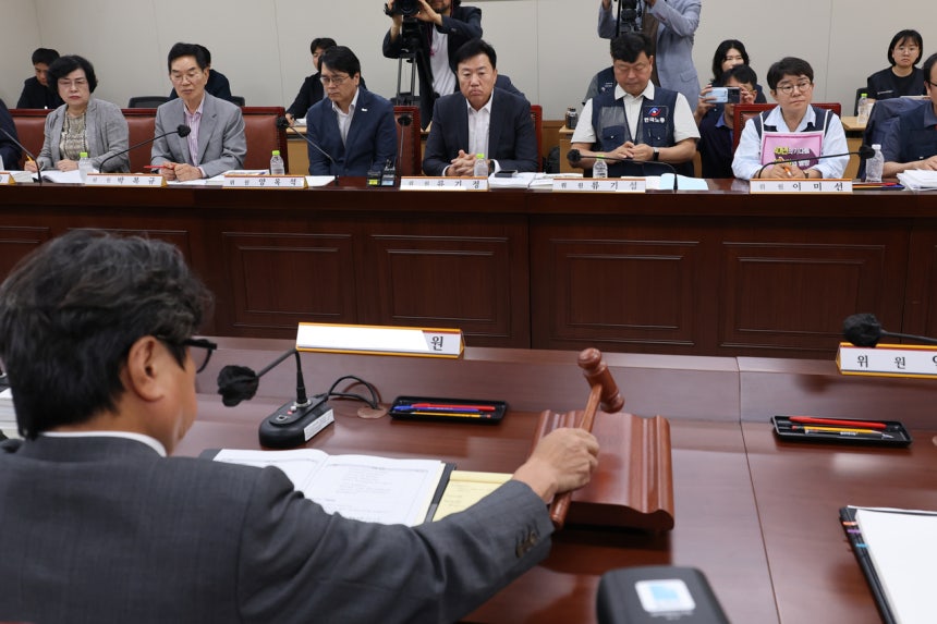 권순원 최저임금위원장이 지난 11일 정부세종청사 최저임금위원회에서 열린 제5차 전원회의를 주재하고 있다. 연합뉴스